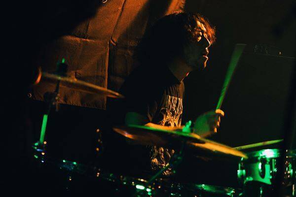 若手アーティストを応援するライブ企画「Grasshopper WEST vol.6」 万博の熱を受け継ぐ大阪で、Barbara、CheChe、QOOPIEの音を響かせた一夜をレポート