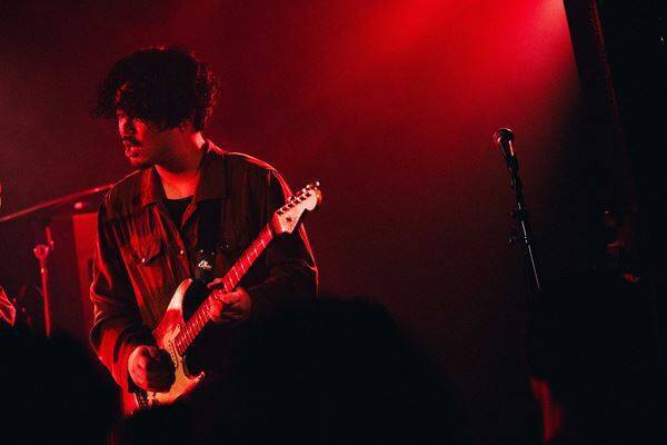 若手アーティストを応援するライブ企画「Grasshopper WEST vol.6」 万博の熱を受け継ぐ大阪で、Barbara、CheChe、QOOPIEの音を響かせた一夜をレポート