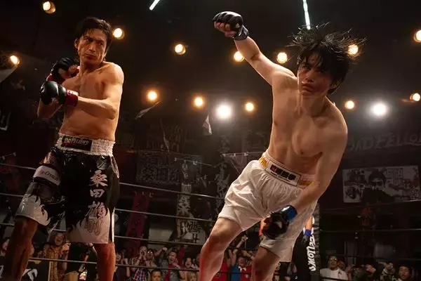 鈴鹿央士が伊勢谷友介とリングで対峙！ Netflix『喧嘩独学』緊迫のボクシングシーン公開