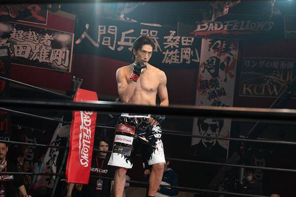 鈴鹿央士が伊勢谷友介とリングで対峙！ Netflix『喧嘩独学』緊迫のボクシングシーン公開