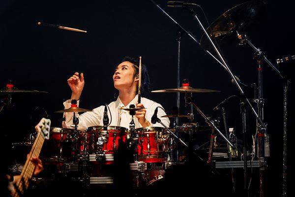 【TETSUYA & Like-an-Angelライヴ特集 PART1】TETSUYA、ヴォーカルとベースの二面性で魅了──音楽人生の全てを見せた〈「TETAUYA BIRTHDAY CELEBRATION」LIVE 2025“THANK YOU”〉 1st＆2ndライヴ全網羅レポート