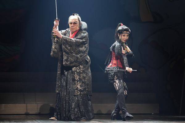 古田新太「小池栄子全部!!をお見逃しなく！」 劇団☆新感線『爆烈忠臣蔵～桜吹雪THUNDERSTRUCK』東京公演が開幕