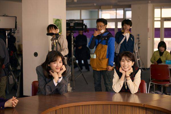 綾瀬はるかの晴れやかな笑顔も！ 『ファーストボイス』メイキングカット9点解禁