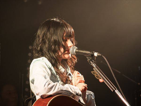 ラナメリサ、初の自主イベントで魅せた吐息までブルージーな歌声の素晴らしさ　ゲスト十明とのコラボコーナーも！【オフィシャルレポート】