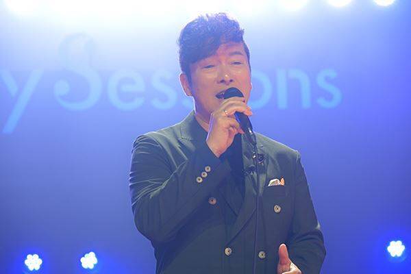 音楽番組『Spicy Sessions』最新回の収録レポート到着！MCの黒沢 薫と中西アルノの濃密なインタビューも公開