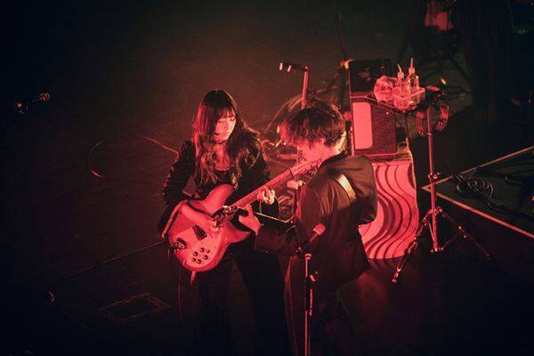 GLIM SPANKY『All the Greatest Buddies Tour 2025-2026』終幕！ラブサイケデリコを迎えたファイナル公演のオフィシャルレポート到着