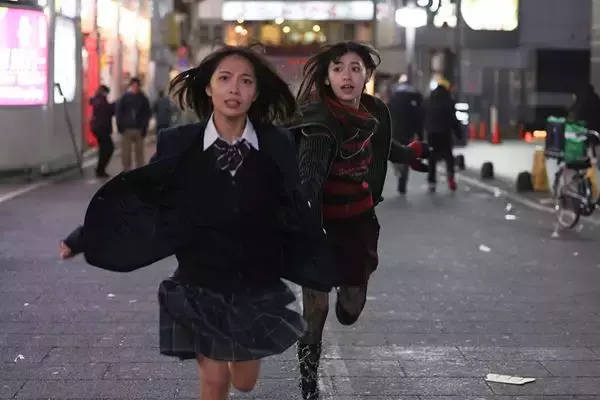 寺本莉緒＆池田朱那が歌舞伎町を駆け抜ける！ BABEL LABEL製作『東京逃避行』新たな場面写真7点公開