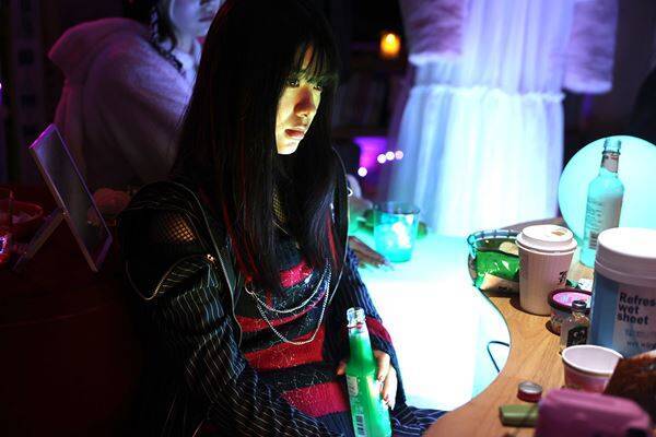 寺本莉緒＆池田朱那が歌舞伎町を駆け抜ける！ BABEL LABEL製作『東京逃避行』新たな場面写真7点公開