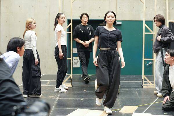 木下晴香の歌声が響く！ 音楽劇『コーカサスの白墨の輪』稽古場レポート＆トレーラー映像が到着