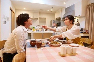吉野北人＆鈴木愛理のラブラブ姿も　映画『昨夜は殺れたかも』夫婦の“裏の顔”を切り取った場面写真13点公開