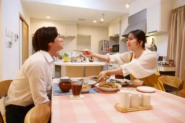 吉野北人＆鈴木愛理のラブラブ姿も　映画『昨夜は殺れたかも』夫婦の“裏の顔”を切り取った場面写真13点公開