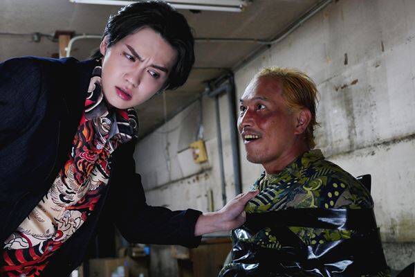 吉野北人＆鈴木愛理のラブラブ姿も　映画『昨夜は殺れたかも』夫婦の“裏の顔”を切り取った場面写真13点公開