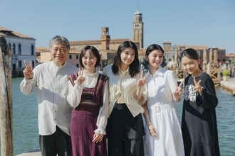 出口夏希＆蒔田彩珠らがヴェネチア到着！ 映画『ルックバック』是枝監督との記念ショット＆コメント解禁