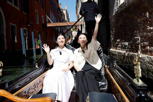 出口夏希＆蒔田彩珠らがヴェネチア到着！ 映画『ルックバック』是枝監督との記念ショット＆コメント解禁