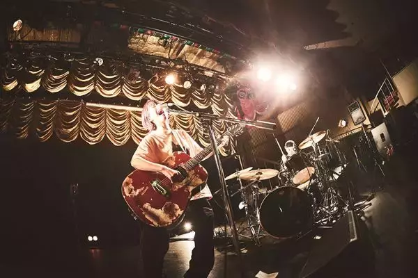 鈴木実貴子ズ、"物販未着"、“弦が切れる”などのトラブルを乗り越え、バンド史上最大規模ワンマンが大団円！【オフィシャルレポート】