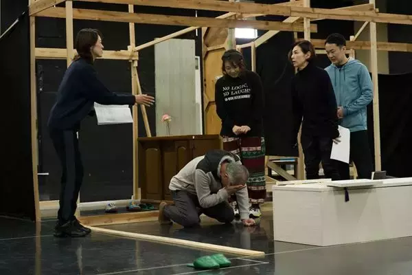 鈴木保奈美がキュートな幽霊に！ 舞台『汗が目に入っただけ』稽古場レポート到着