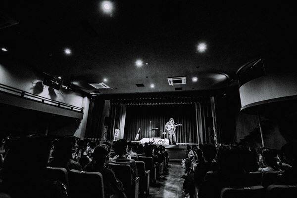 ロックと落語の奇跡の共演！佐々木亮介主催 "雷よ静かに轟け” 第十一夜は盟友・春風亭昇羊との"対バン"が実現「こんな友達がいるって自慢したかったんだよね」