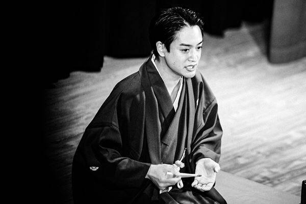 ロックと落語の奇跡の共演！佐々木亮介主催 "雷よ静かに轟け” 第十一夜は盟友・春風亭昇羊との"対バン"が実現「こんな友達がいるって自慢したかったんだよね」