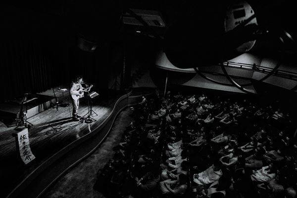 ロックと落語の奇跡の共演！佐々木亮介主催 "雷よ静かに轟け” 第十一夜は盟友・春風亭昇羊との"対バン"が実現「こんな友達がいるって自慢したかったんだよね」