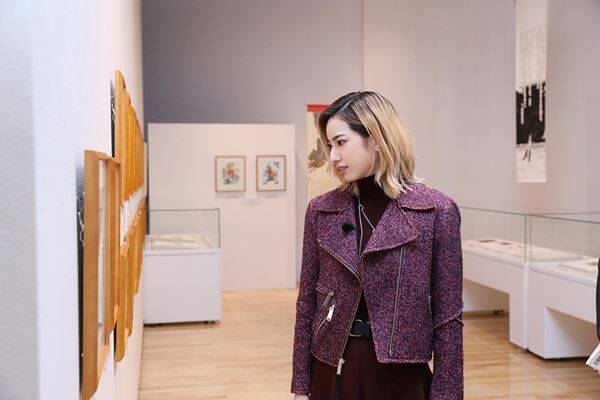 柚香光「胸が熱くなるぐらいパワーを感じた」 姫路で開催中の『十二国記　山田章博原画展』訪問レポートが到着