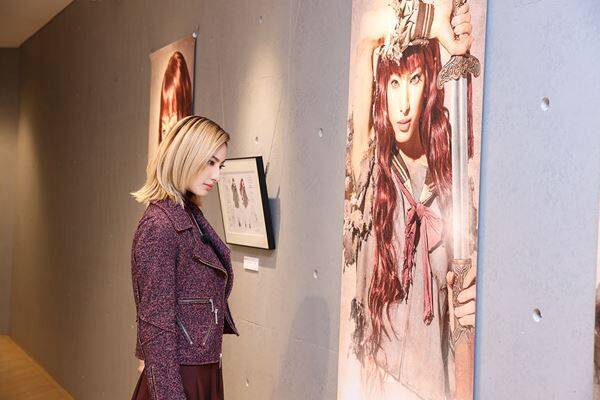 柚香光「胸が熱くなるぐらいパワーを感じた」 姫路で開催中の『十二国記　山田章博原画展』訪問レポートが到着