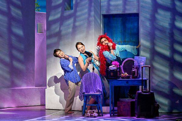 劇団四季『マンマ・ミーア！』横浜公演開幕　最終通し舞台稽古の写真が到着