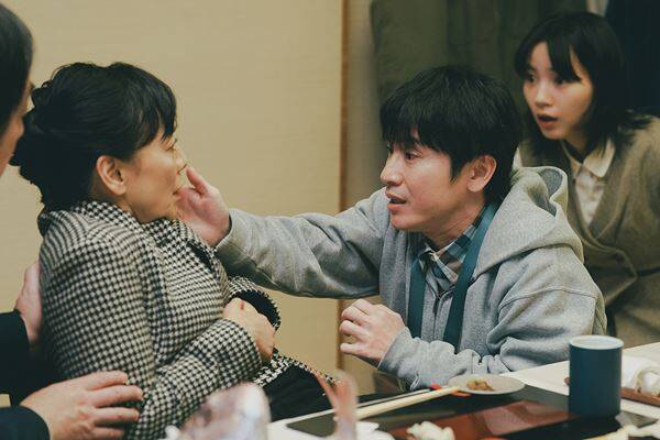 安田章大×のん『平行と垂直』兄妹の日常と転機を捉えた場面写真4点が解禁