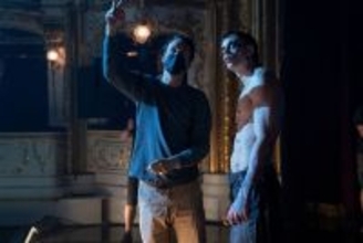 映画『ザ・クロウ』ビル・スカルスガルドのインタビュー特別映像公開　復讐のアクションに込めた「感情」とは？