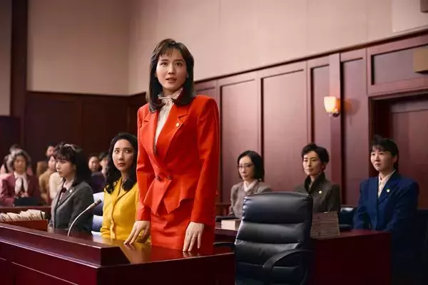 綾瀬はるかが赤スーツで法廷に！ 映画『ファーストボイス』登場人物たちを捉えた場面写真8点公開
