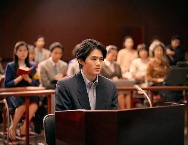 綾瀬はるかが赤スーツで法廷に！ 映画『ファーストボイス』登場人物たちを捉えた場面写真8点公開