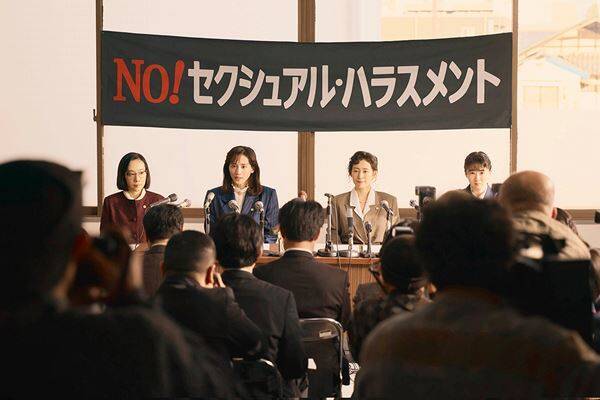 綾瀬はるかが赤スーツで法廷に！ 映画『ファーストボイス』登場人物たちを捉えた場面写真8点公開