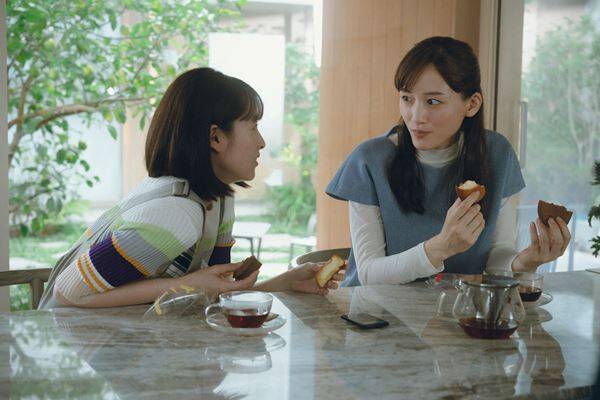 綾瀬はるか出演『箱の中の羊』本編映像公開　余貴美子＆清野菜名が家族の空気をかき回す