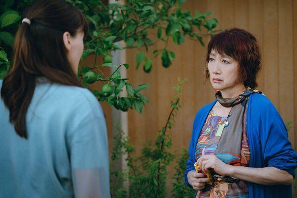 綾瀬はるか出演『箱の中の羊』本編映像公開　余貴美子＆清野菜名が家族の空気をかき回す