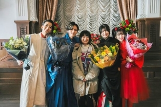 永瀬廉＆吉川愛が笑顔でクランクアップ！『鬼の花嫁』豪華キャストが揃って撮影完走
