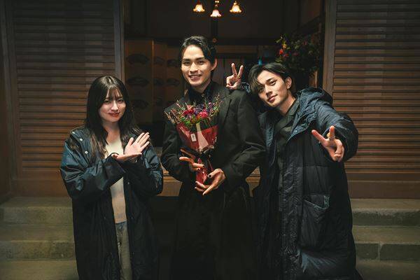 永瀬廉＆吉川愛が笑顔でクランクアップ！『鬼の花嫁』豪華キャストが揃って撮影完走