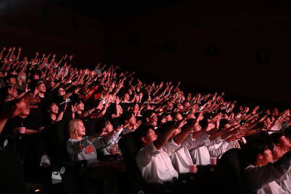 SUPER BEAVERのライブ＆ドキュメンタリー映画、応援上映で映画館がライブハウスに！