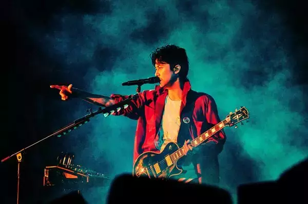 福山雅治、デビュー35周年ツアー千秋楽で魂の熱唱　福岡ドームに3万人の歓声が響く【オフィシャルレポート】