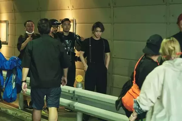 佐久間大介×中本悠太が至近距離で銃撃戦！『スペシャルズ』本編映像公開　品川ヒロシも現場に参戦