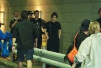 佐久間大介×中本悠太が至近距離で銃撃戦！『スペシャルズ』本編映像公開　品川ヒロシも現場に参戦