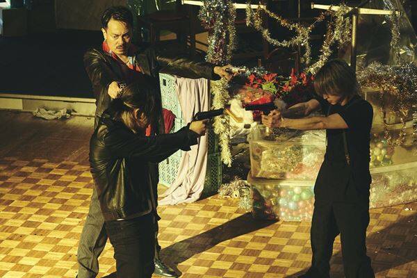 佐久間大介×中本悠太が至近距離で銃撃戦！『スペシャルズ』本編映像公開　品川ヒロシも現場に参戦