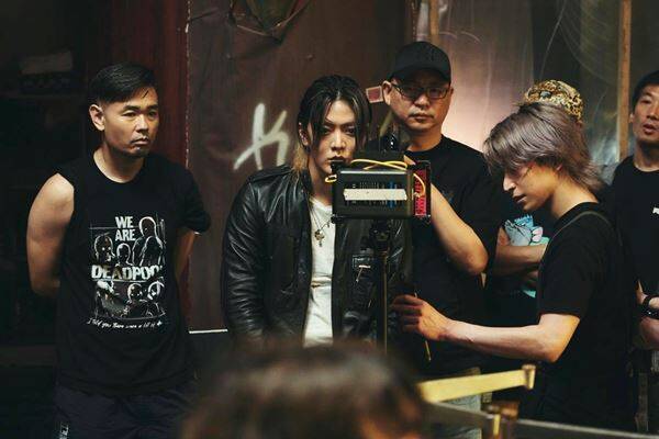 佐久間大介×中本悠太が至近距離で銃撃戦！『スペシャルズ』本編映像公開　品川ヒロシも現場に参戦