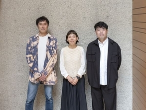 新国立劇場で稽古中の浜田学×山口森広×演出・金澤菜乃英が読み解く、ノゾエ征爾の新作『りんごが落ちる』の魅力