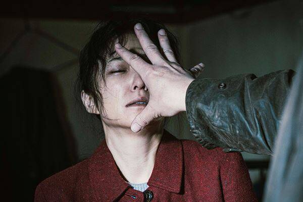 佐藤二朗の右手に注目！ 映画『名無し』ポスター＆場面写真を一挙公開