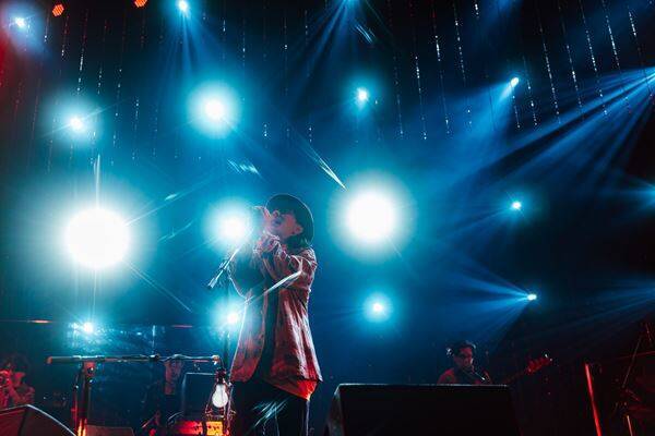 ハナレグミ『THE MOMENT 2026』追加公演、スペシャルゲスト内田也哉子&中納良恵（from EGO-WRAPPIN'）を迎えたプレミアムライブのオフィシャルレポート到着