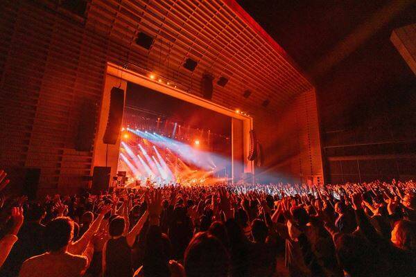 ハナレグミ『THE MOMENT 2026』追加公演、スペシャルゲスト内田也哉子&中納良恵（from EGO-WRAPPIN'）を迎えたプレミアムライブのオフィシャルレポート到着