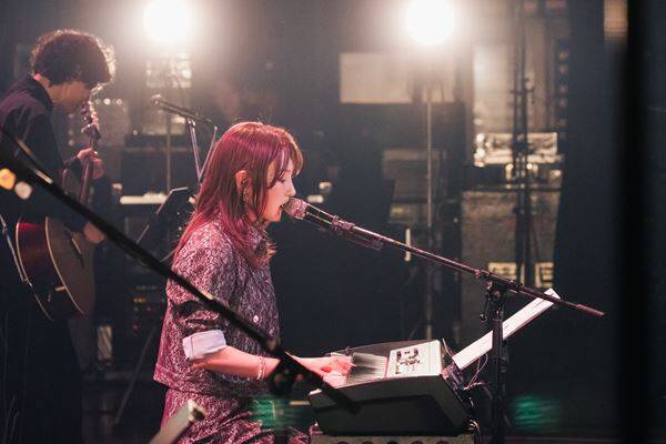 家入レオ、デビュー記念日にFCライブ『家入レオ FANCLUB LIVE 2026 〜PIZZA 8〜』開催　特別な夜に全国ツアーの発表も！【オフィシャルレポート】