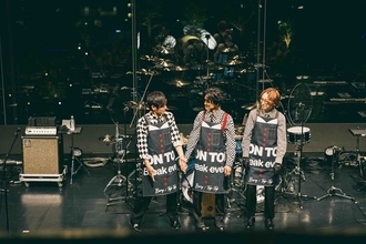 NARITA THOMAS SIMPSON、全22公演のビルボードツアー完⾛！ゲストに相川七瀬、岡本健⼀がサプライズ出演【オフィシャルレポート】