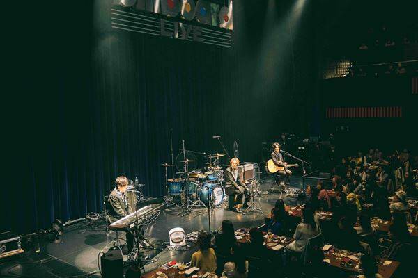 NARITA THOMAS SIMPSON、全22公演のビルボードツアー完⾛！ゲストに相川七瀬、岡本健⼀がサプライズ出演【オフィシャルレポート】