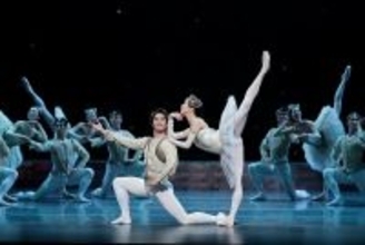 新国立劇場バレエ団『ライモンダ』舞台写真が到着　吉田都芸術監督「バレエ団にとって大切なレパートリーのひとつ」