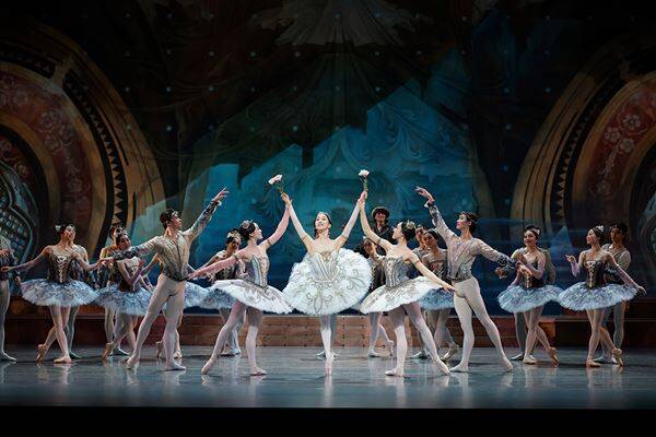 新国立劇場バレエ団『ライモンダ』舞台写真が到着　吉田都芸術監督「バレエ団にとって大切なレパートリーのひとつ」